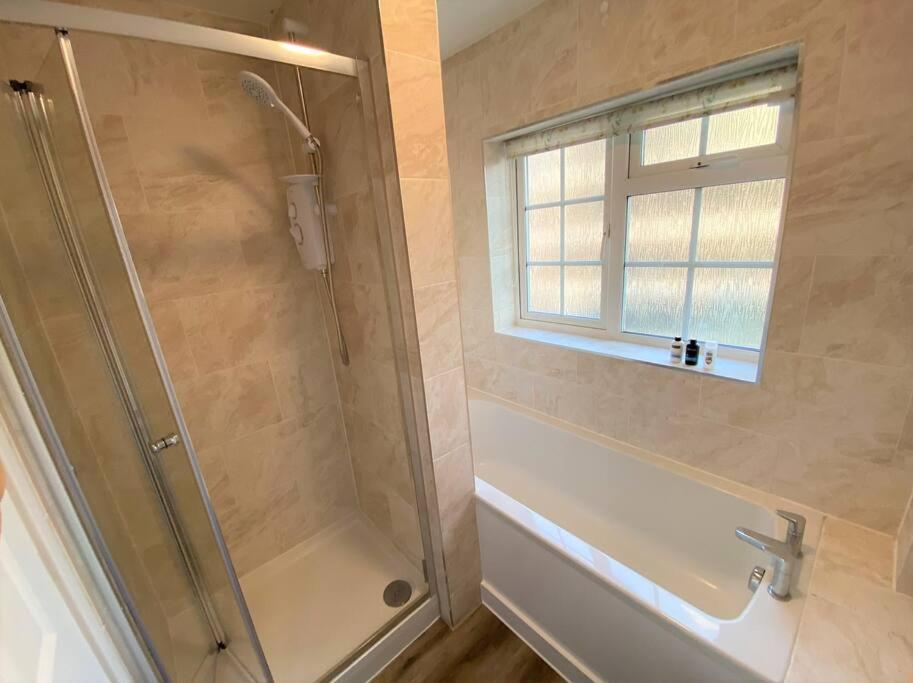 Redhill Town Centre 3 Bed House Near Gatwick Airport, Easy Commute To London 아파트 외부 사진